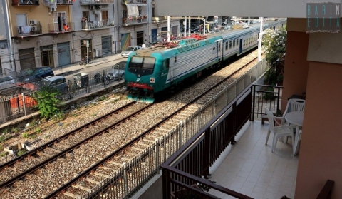 Bari, tra Madonnella e Japigia: l� dove i treni "entrano" nelle case